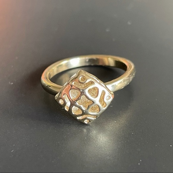 [SOLD] Kendra Scott Maui Aisha Three-Ring Set - Picture 3 of 4